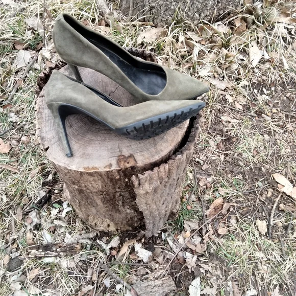 ⬇️ Price Drop!⬇️ Nine West Pumps in size 8M - Picture 4 of 6